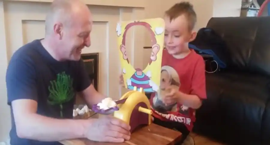 ¡Puro amor! Cómo se divierten abuelo y nieto