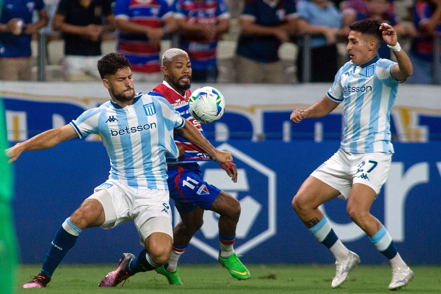 Racing hizo todo bien y se lució con tres goles en Brasil