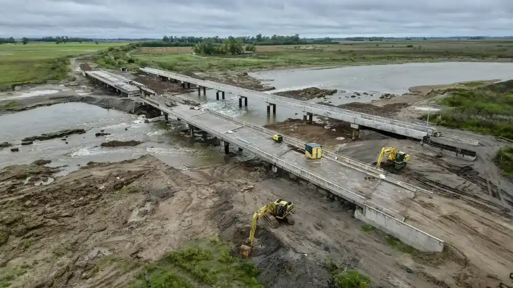 Trabajos sobre un puente en el Río Salado.