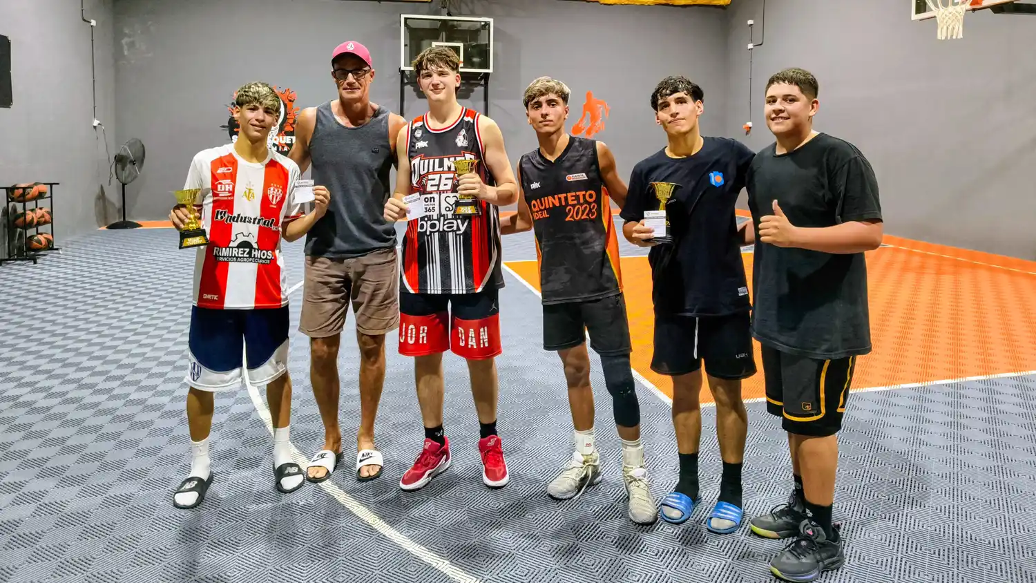 Los ganadores de la Copa Ecos Diarios de basquet 3x3 en la Academia SC