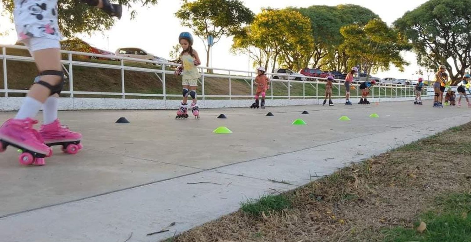 Patinaje en la zona verde de la Costanera