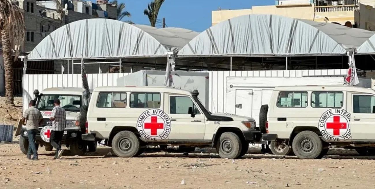 Los últimos dos cuerpos de rehenes encontrados por Hamás fueron trasladados a Israel por la Cruz Roja.
