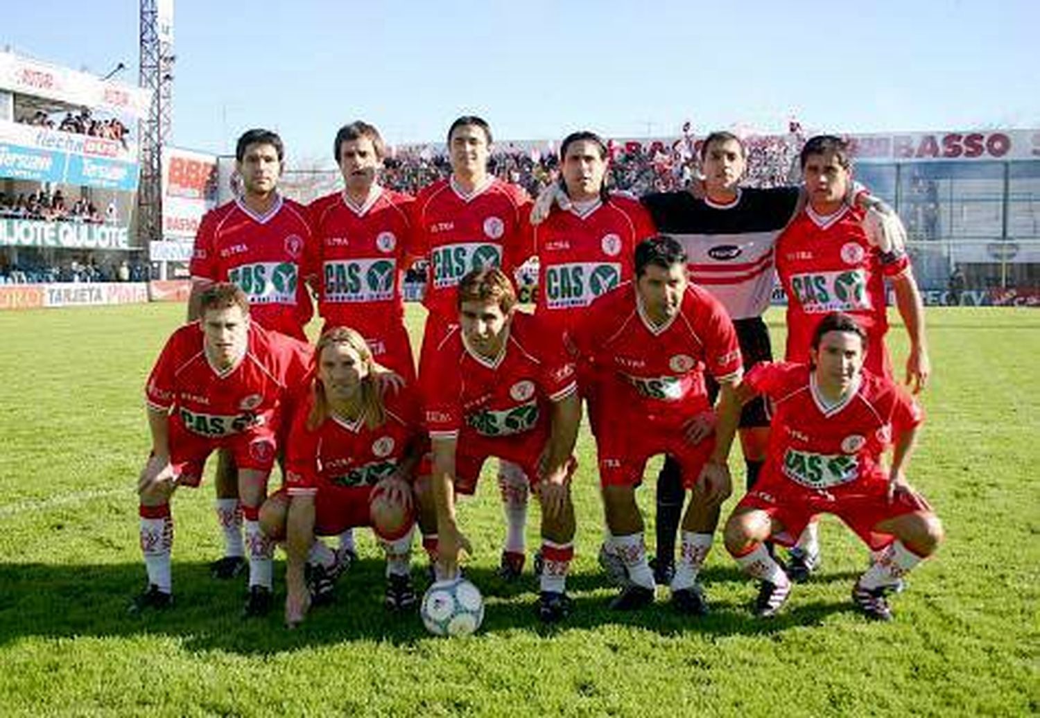 La formación inicial de Huracán, hace veinte años, en Rafaela. En la fila inferior, con la pelota, "Chopi" Izquierdo.