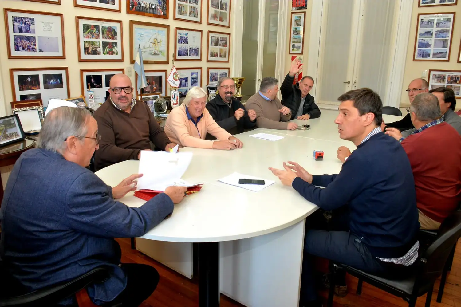 La firma de la nueva concesión se celebró ayer por la mañana, en la sala de reuniones de la Municipalidad.