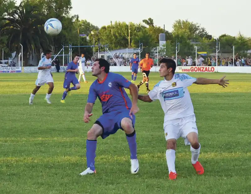 Juventud Urdinarrain se quedó con el clásico y le arrebató la punta a Deportivo