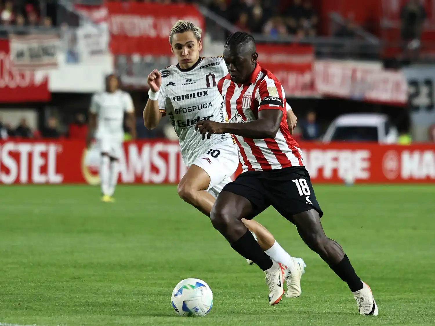 Estudiantes ganó y aseguró el primer puesto en el Grupo A