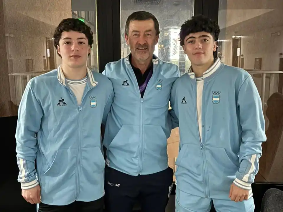 Los hermanos Portabales, Segundo y Santiago junto al entrenador Marcelo Romiglio.