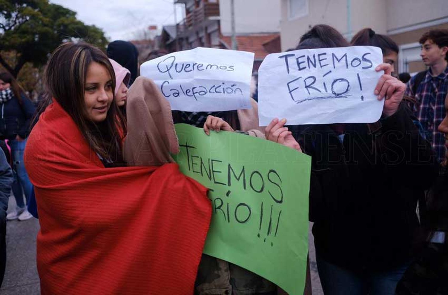 Estudiantes de la Secundaria 4 reclamaron por calefacción con un "frazadazo"