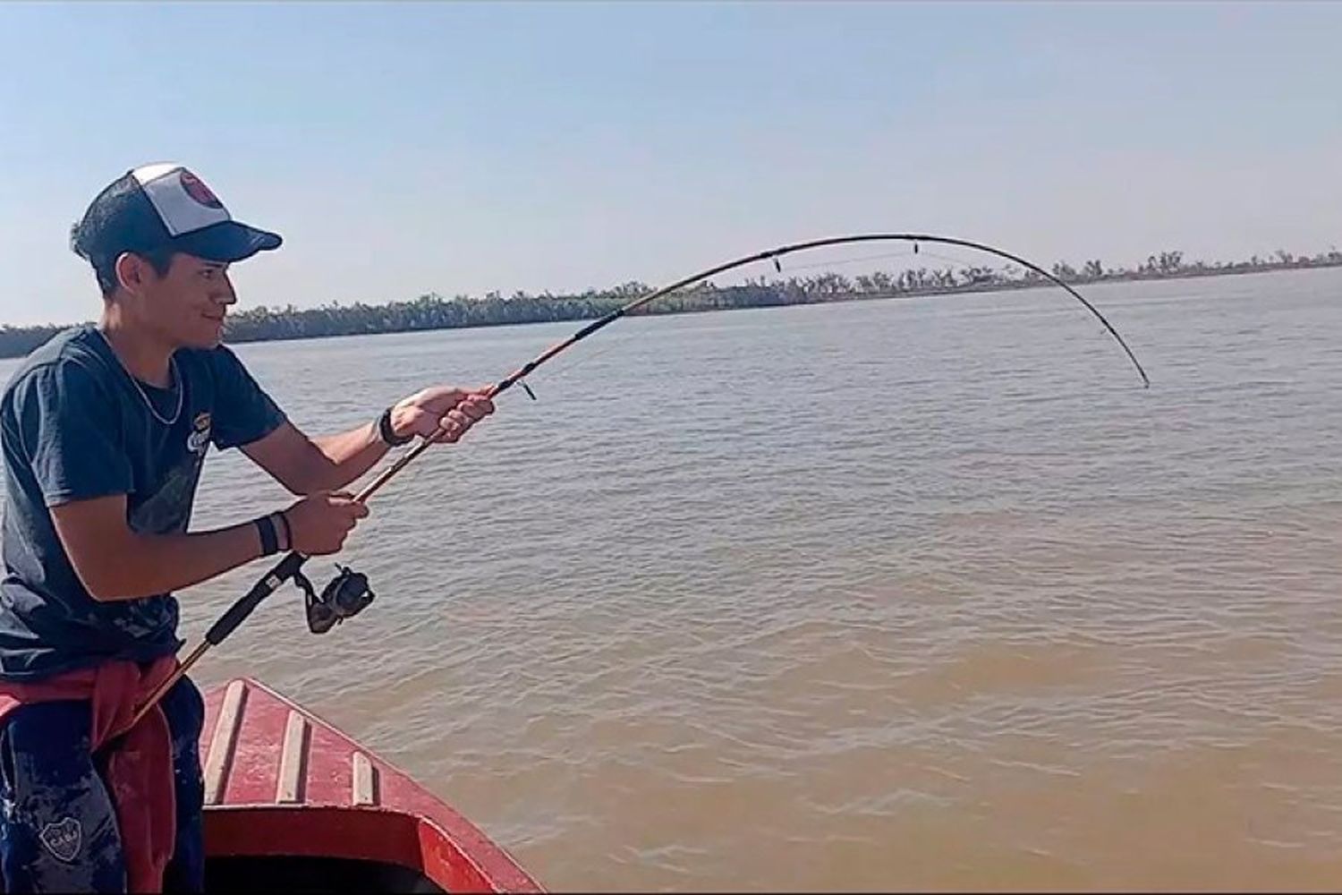 VIDEO | Fue a pescar para comer y sacó un patí de casi 25 kilos en el río Paraná