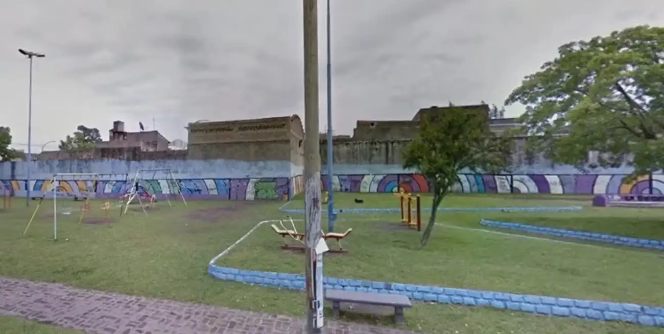 La plaza de Valentín Alsina donde apareció la valija con el cuerpo desmembrado.