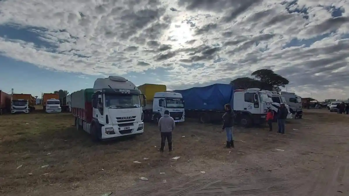 Transportistas de cargas advierten que siguen las complicaciones para el abastecimiento de combustible