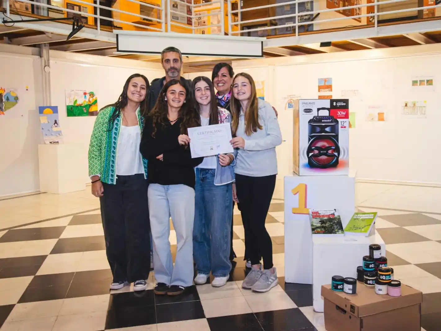 Alumnas del Colegio Holandés, la profesora Magalí Beltrame e Ignacio Elizari, integrante de la Subsecretaría de Gestión Ambiental (foto de Nahuel La Grutta)