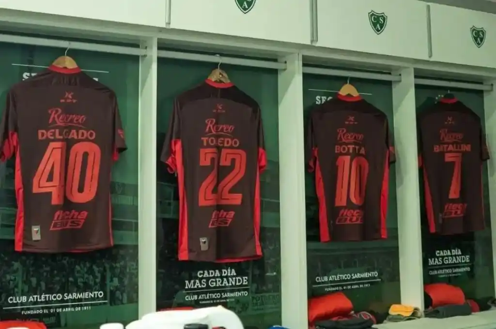 La indumentaria ya estaba en el lugar a la espera de la llegada del plantel.