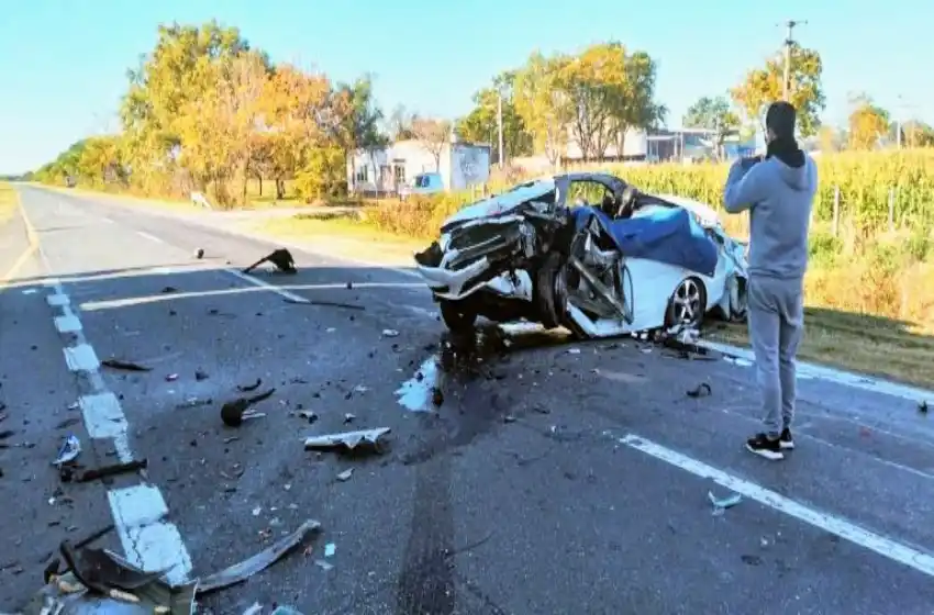 Murieron cuatro integrantes de una familia en un choque entre un auto y un camión en la ruta 19
