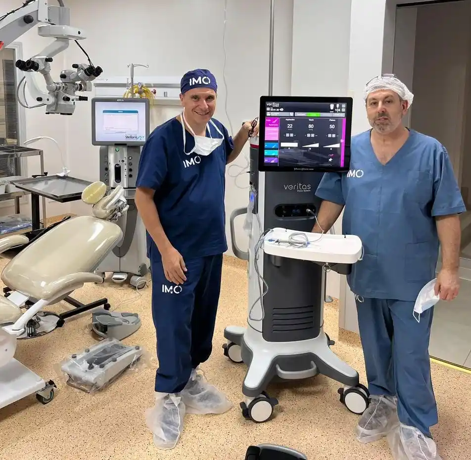 El Dr. Lobbosco junto al técnico que asistió en instalación del equipo-