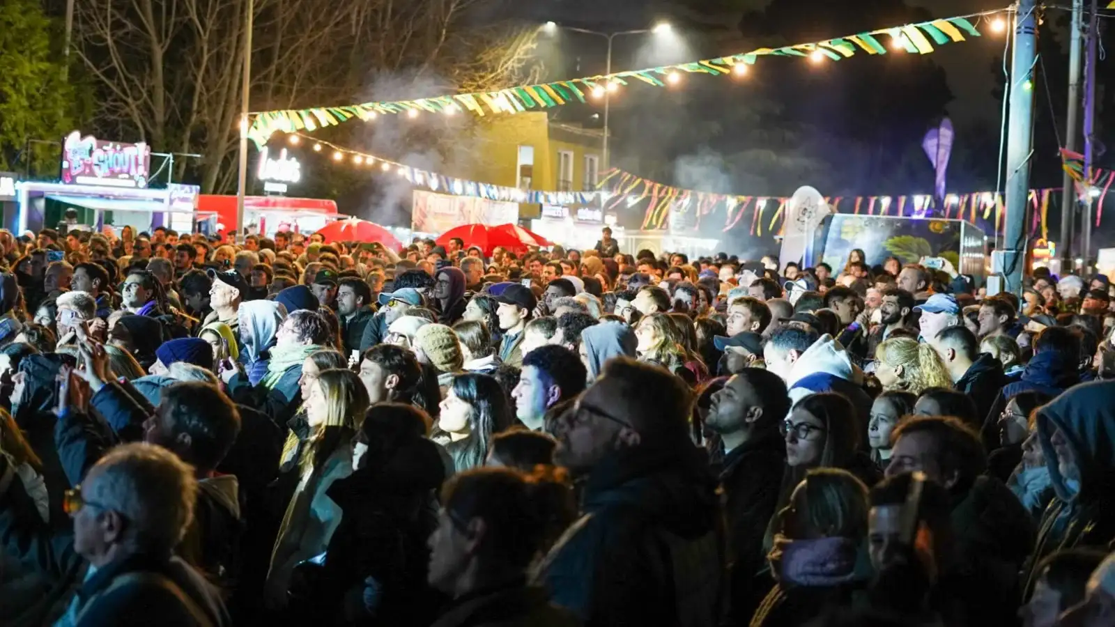 Una multitud disfrutó de la décima edición del Isla Fest en Tandil, que contó con una grandes espectáculos y diversos puestos gastronómicos.