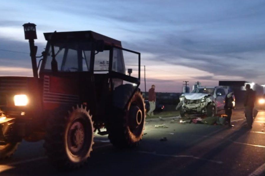 Una camioneta impactó de lleno contra un tractor en Ruta Provincial N°6