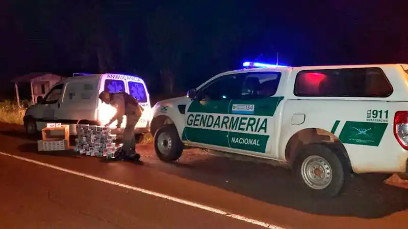 Utilizaban una ambulancia para transportar 1000 paquetes de cigarrillos ilegales