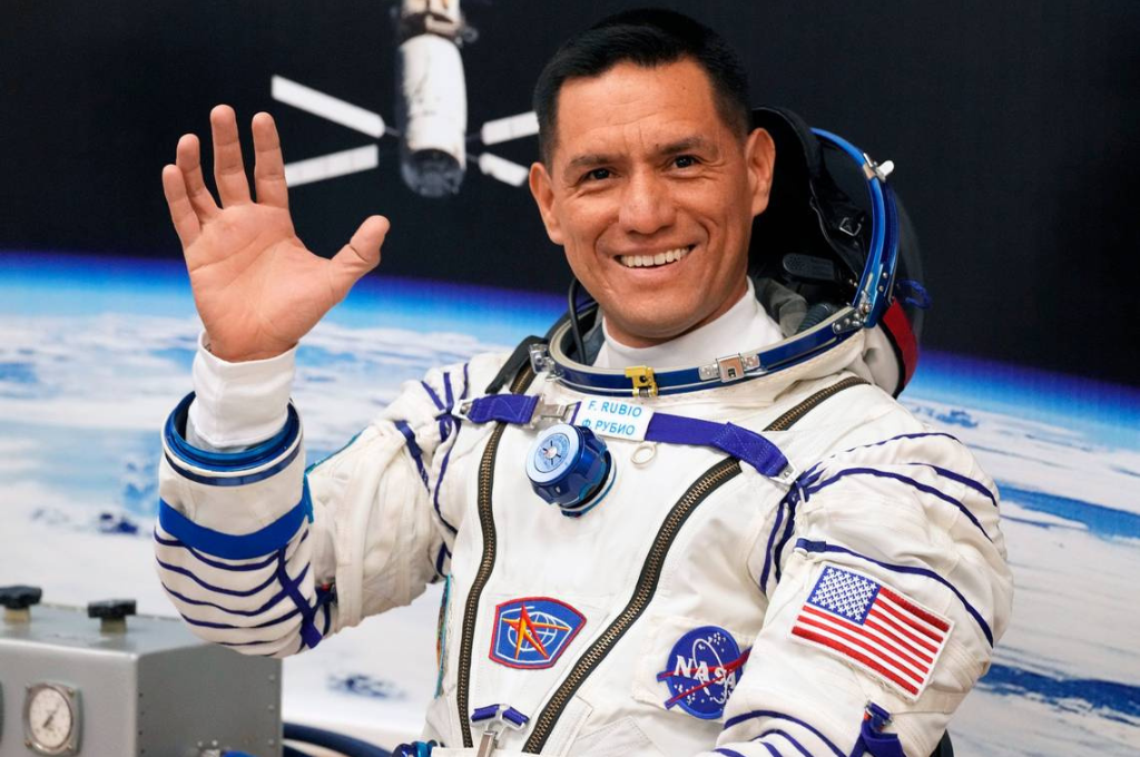 "Es un honor el ser considerado como una de las personas que estará más tiempo en el espacio", dijo Rubio