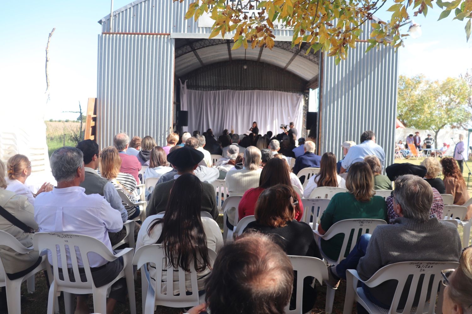 La gente de Talitas acompañó la presentación.-