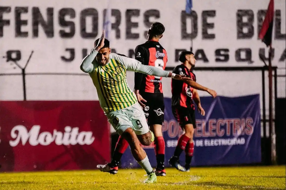 Colazo festejando como tiburón (FOTO: Prensa Aldosivi)