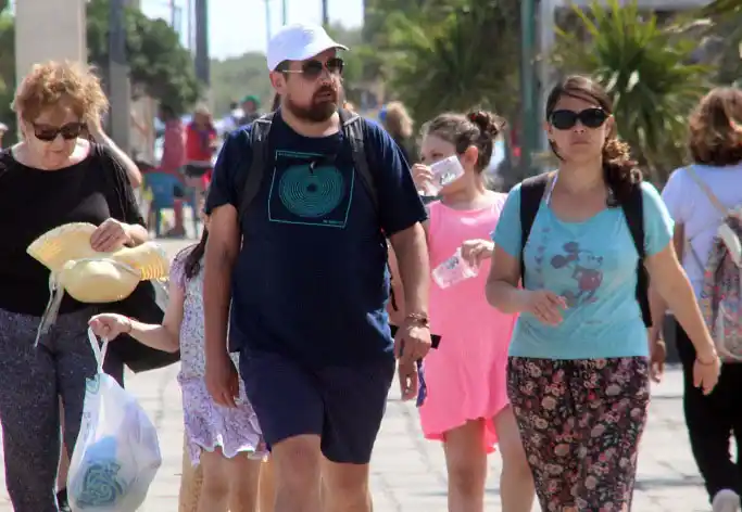 El verano invita a divertirse por la noche en compañía de amigos