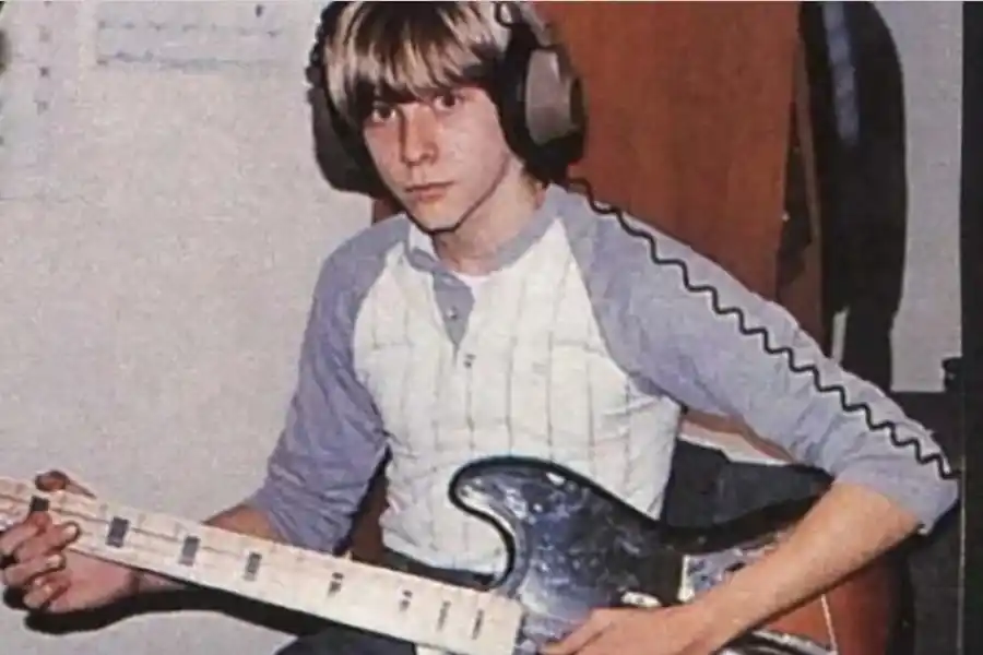 Kurt Cobain empezó a tocar el piano a los cuatro años y en la adolescencia se sumergió por completo en la música.