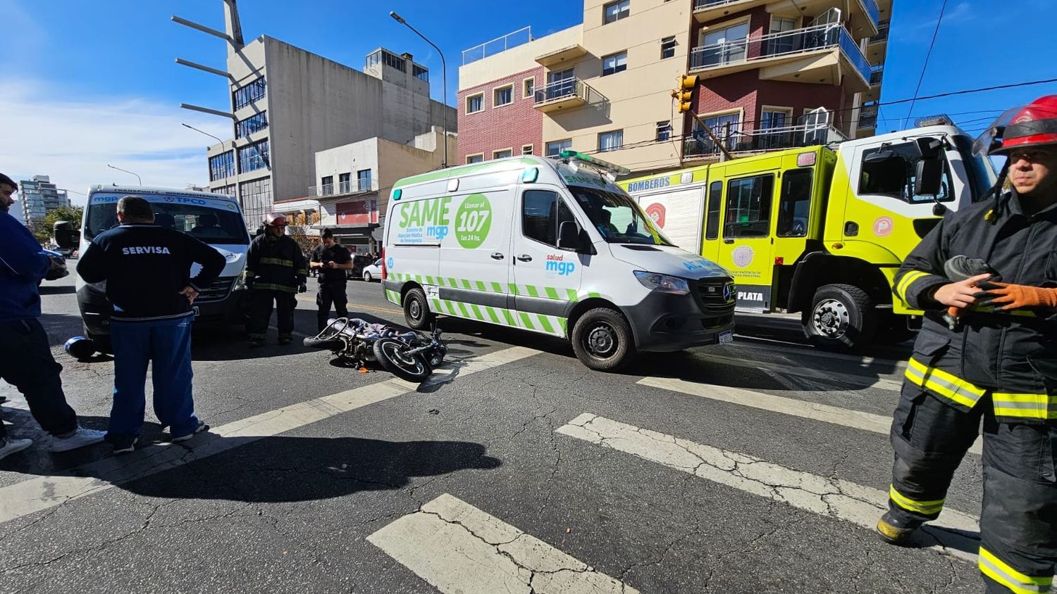 Una persona quedó atrapada bajo un vehículo en el centro de Mar del Plata y fue rescatada por bomberos