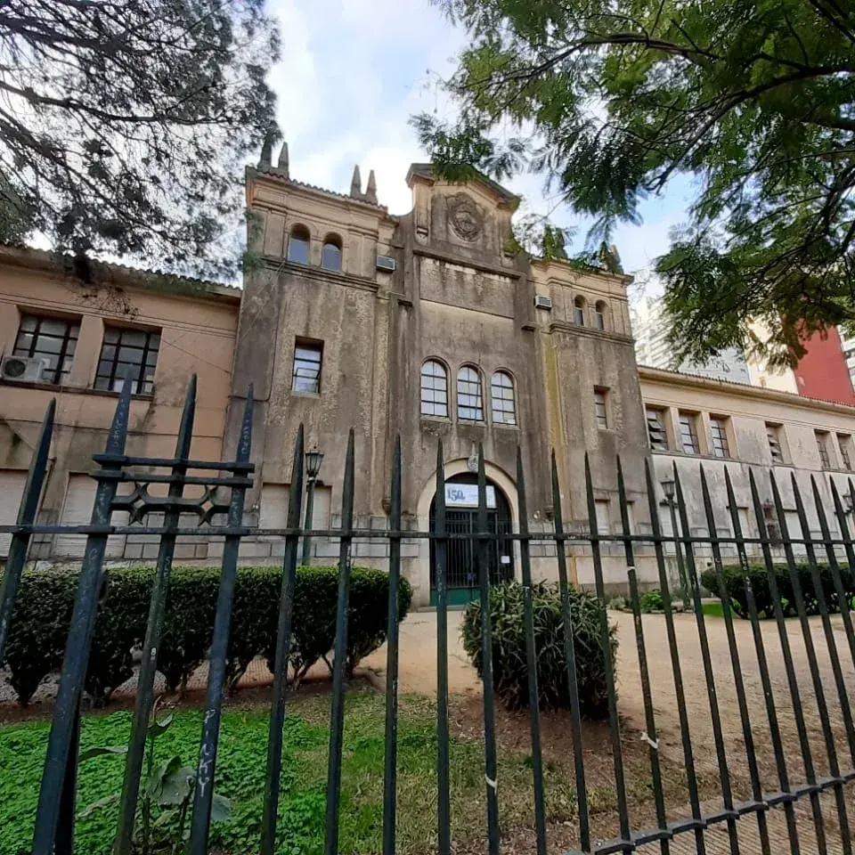 Colegio Sarmiento: demoraron a un docente tras denuncias de alumnas por presunto acoso