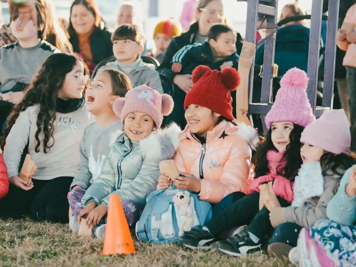 Las autoridades municipales destacaron que la ampliación de esta convocatoria busca fortalecer la igualdad de oportunidades y acompañar a las familias en el desarrollo integral de sus hijos, extendiendo así los beneficios de este dispositivo a una porción más amplia de la población juvenil de la ciudad.