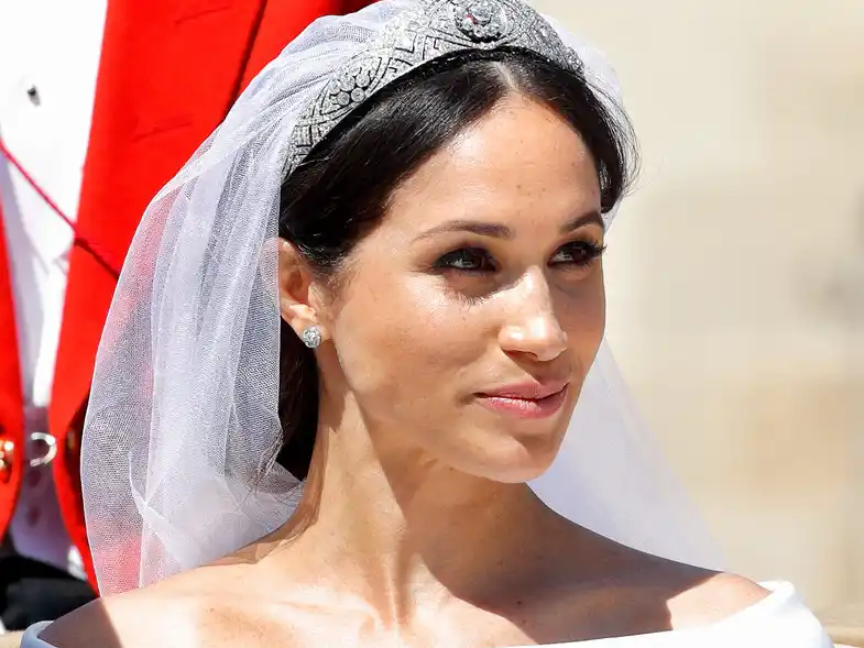 Isabel II le restringe el uso de joyas reales a Meghan Markle