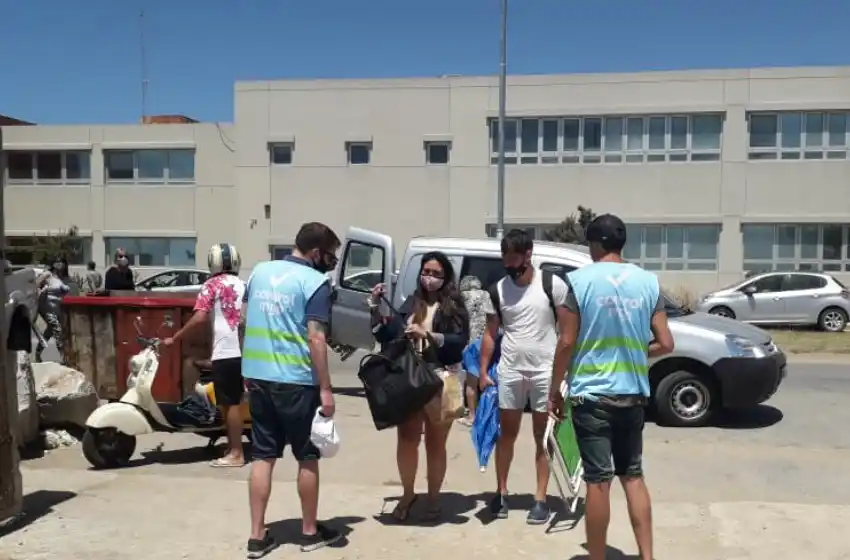 Secuestraron más de 100 litros de alcohol y suspendieron un baile con más de 80 personas