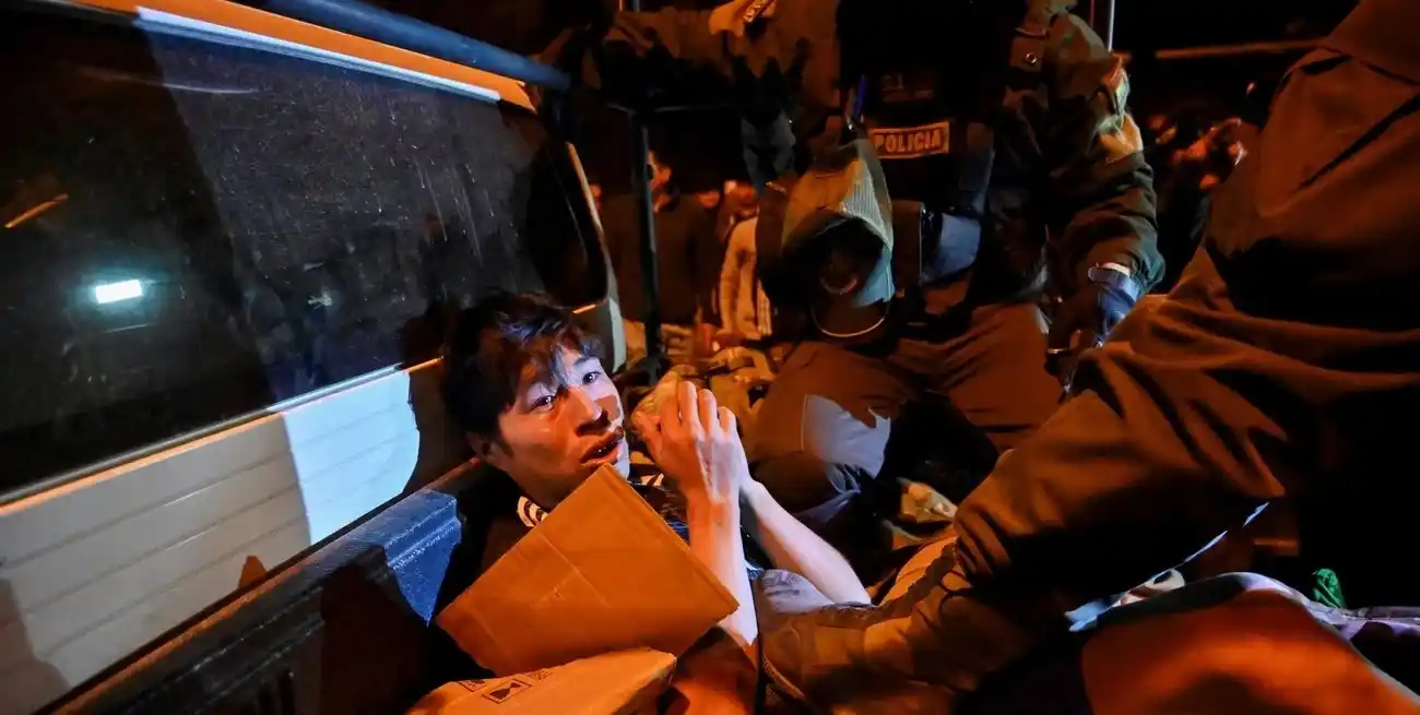 La policía detiene a un seguidor de Evo Morales. Foto: Reuters