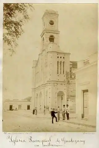 Foto de la parroquia durante su construcción-