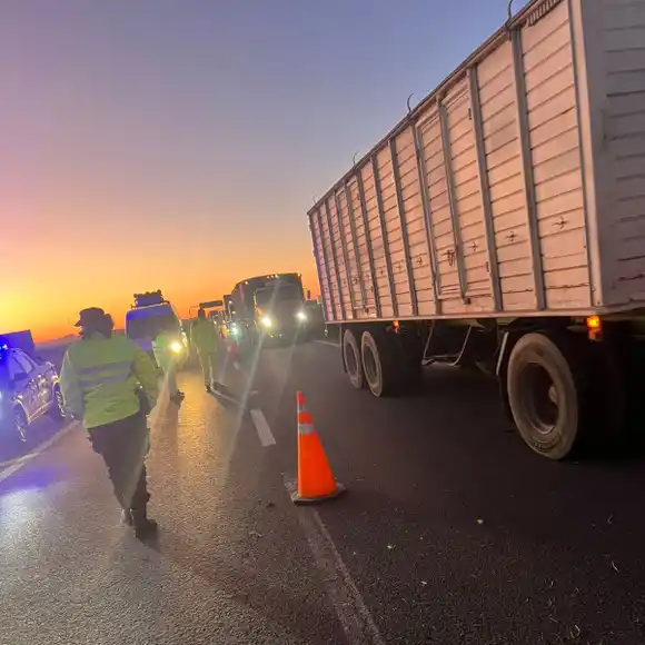 Tragedia en la autopista Rosario-Buenos Aires: un camionero murió en un choque múltiple