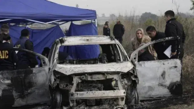 Horror en Rosario: encontraron el cuerpo de una mujer asesinada a tiros dentro de un auto calcinado