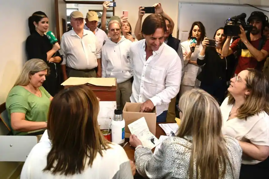 El presidente Luis Lacalle Pou votó en Canelones: "Me emociona mucho el proceso electoral"