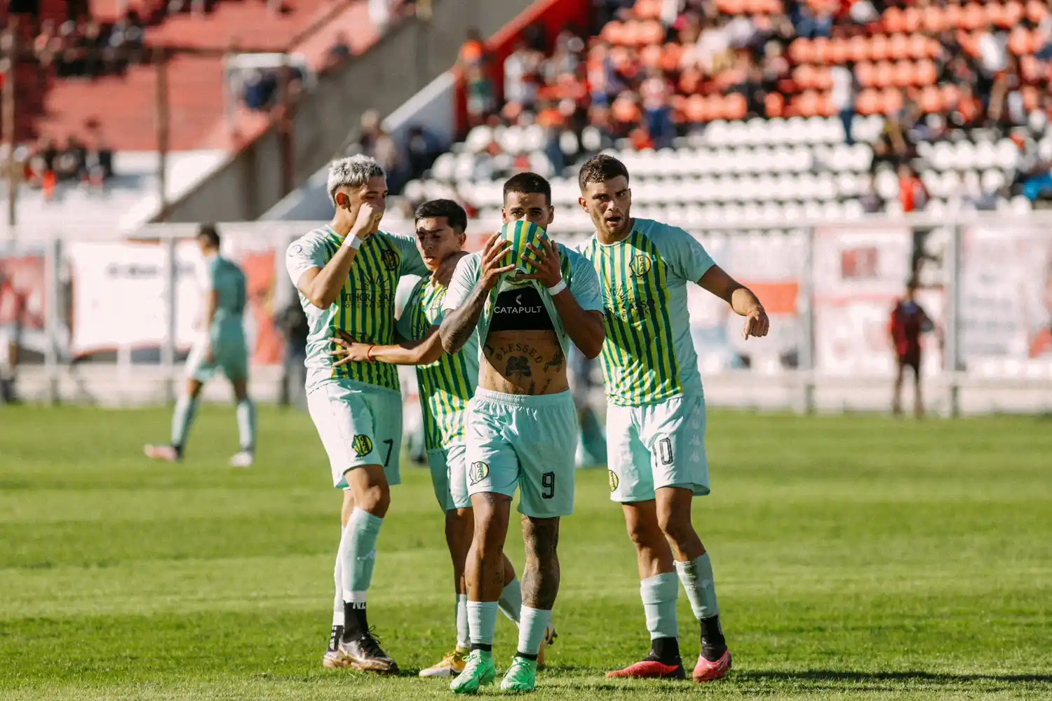 Colazo celebrando con la pelota dentro de la camiseta. (Foto: Aldosivi)