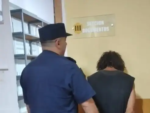 Dañó un cesto y fue detenido con el metal en la mano