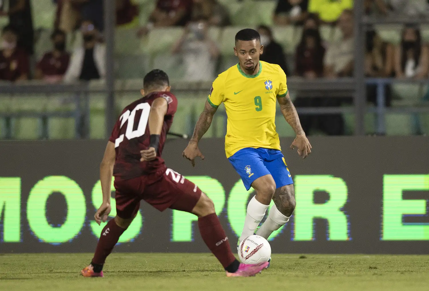 Gabriel Jesús maniobra de frente a Ronald Hernández.
