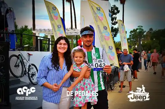 Pablo Denoni Larraburu se impone en la 
categoría MTB 41/50 del Campeonato 
Jeep Triatlón