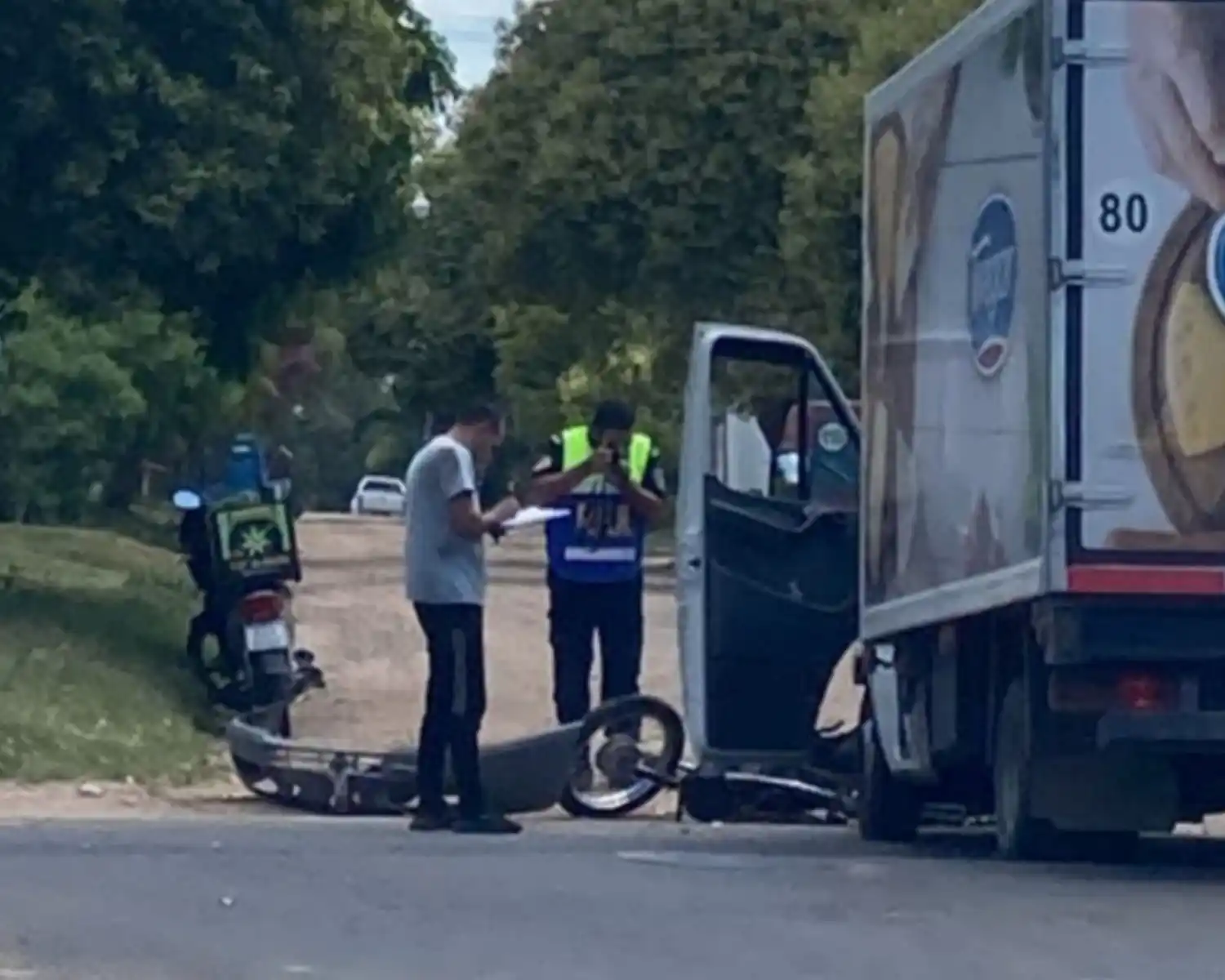 Un camión chocó contra un cadete en la Av. Alsina: hay un herido