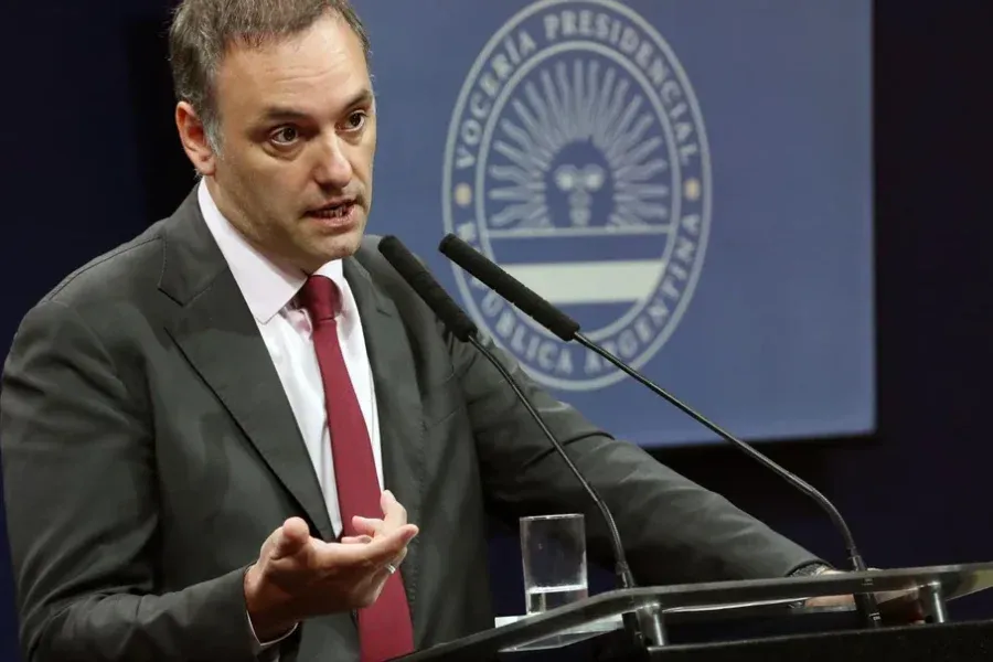 Adorni lamentó que "la decadencia" logró rechazar un DNU a "apenas tres meses de asumir" Milei