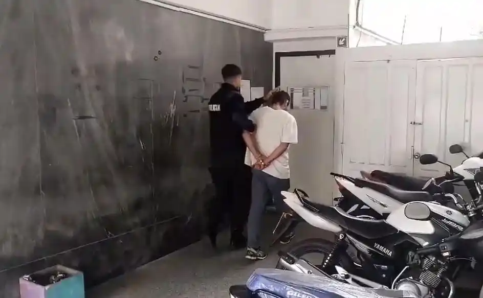 Uno de los delincuentes que cometió el robo en el macrocentro.