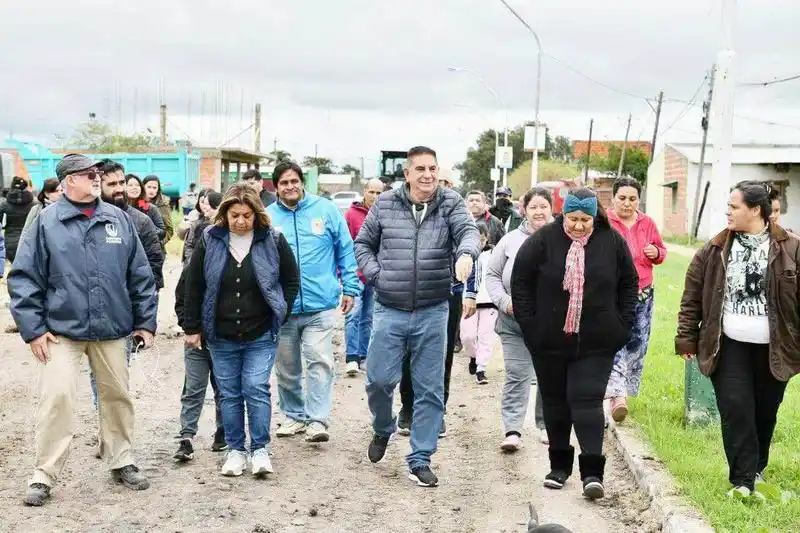 Jofré caminó junto a vecinos y 
supervisó trabajos de enripiado