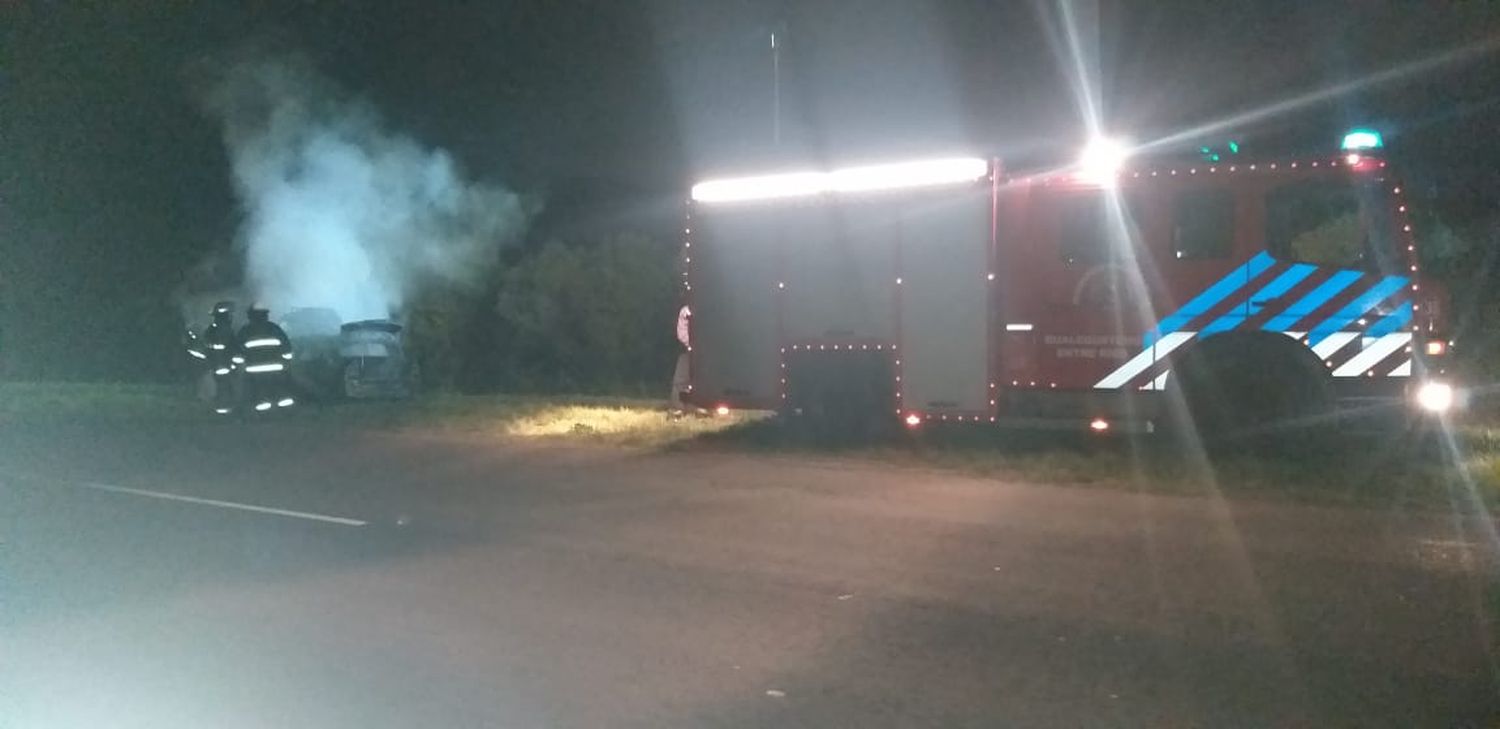 Un auto fue devorado por las llamas en la Ruta 20