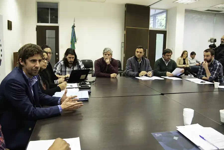 Acuerdan avanzar en una ley marco para la división de municipios en Provincia