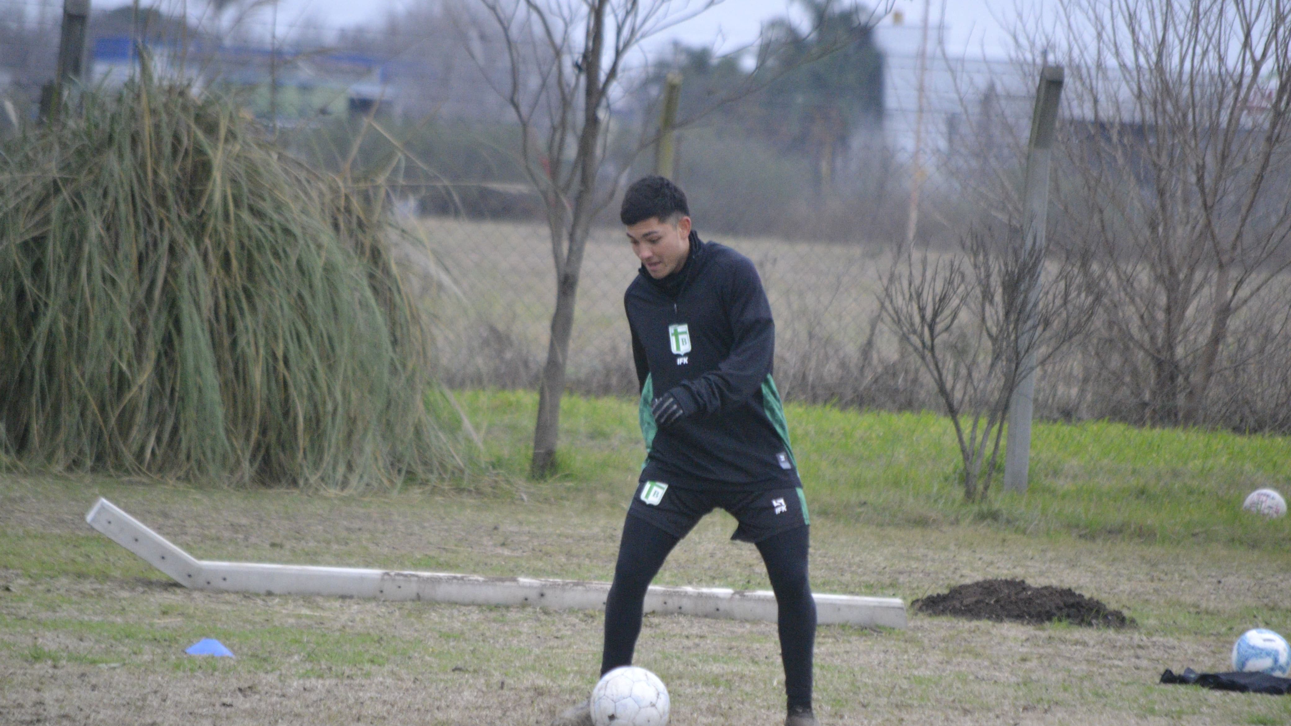 Facundo Hang viene de convertir en el ultimo compromiso y seria titular.