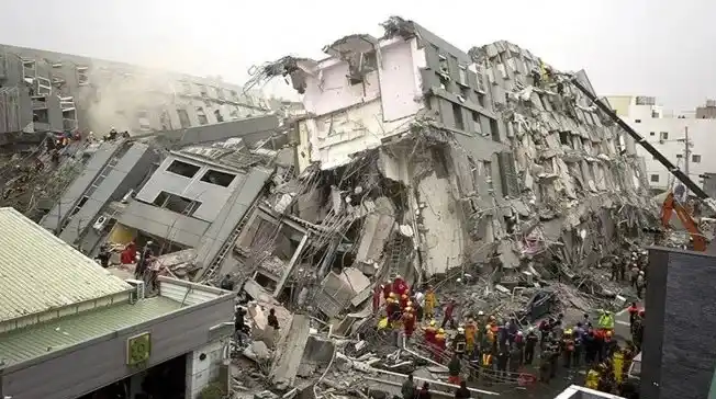 Un sismo dejó 23 heridos y edificios colapsados   en el noreste del país 