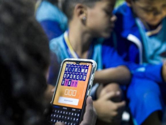 Cuidado con el exceso de exposición a las pantallas: niños pueden sufrir enfermedades